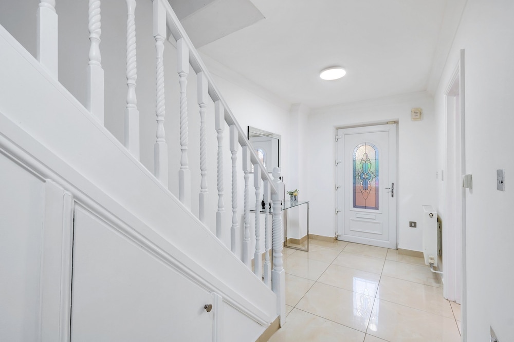Isher 3 Bedroom 2 Bath Hse with Parking