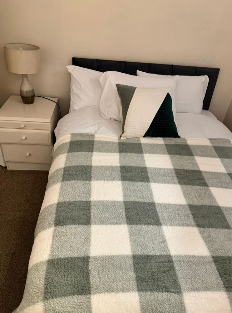 Spacious 3-bed House With Free Parking view 2