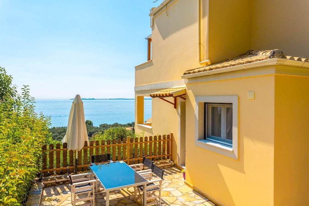 Villa Sequoia Yellow