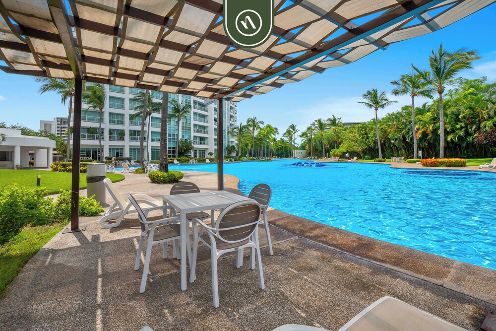 Stylish 2 BR Condo - Pools - Golf - Membership