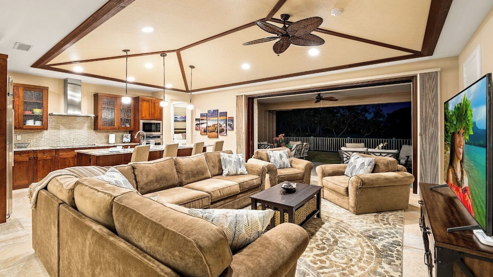 Private Yard and Outdoor Area - AC & Shared Pool - Golf Views - Vrkcv