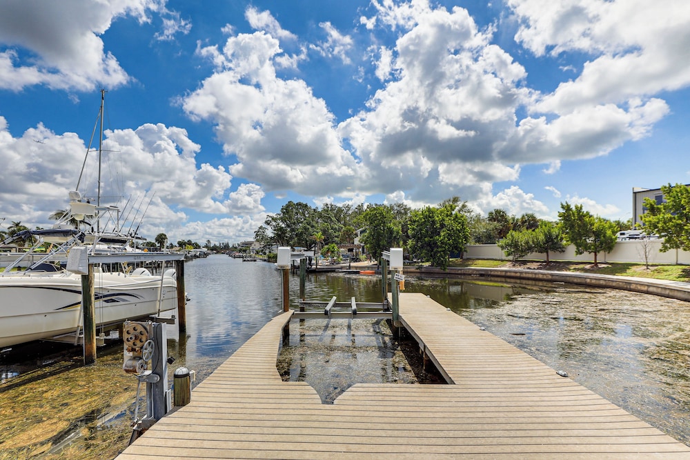 Furnished Sunroom w/ TV! Canal-front Bradenton Gem