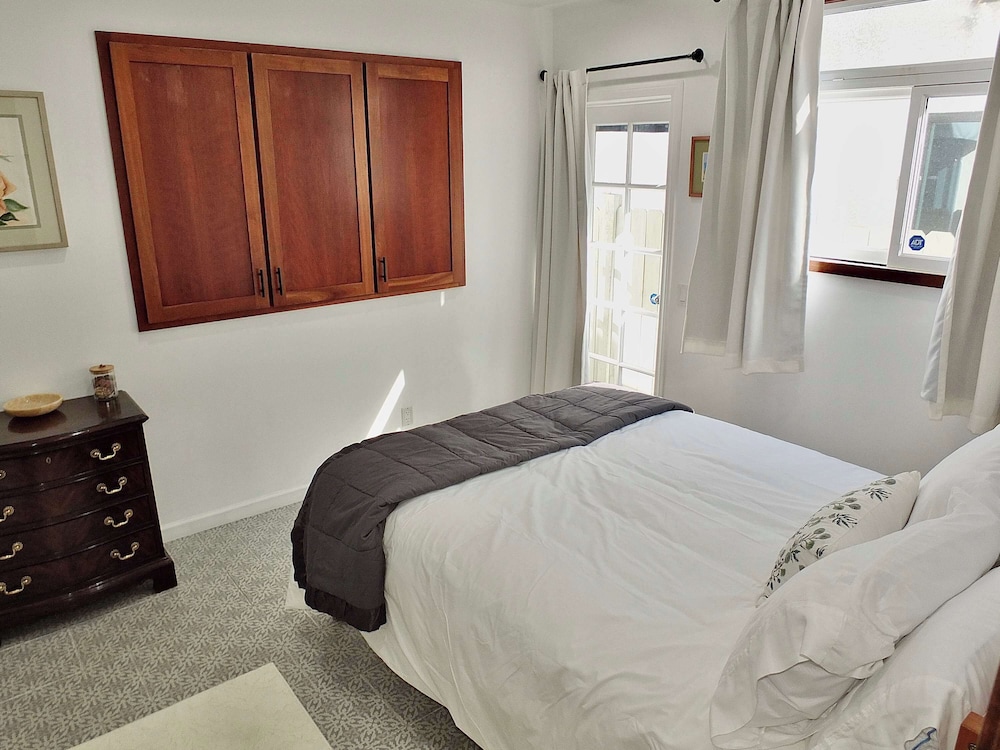 Belmont Shore Coastal Cottage - Cozy Home for 6 - 2 Blocks to Beach
