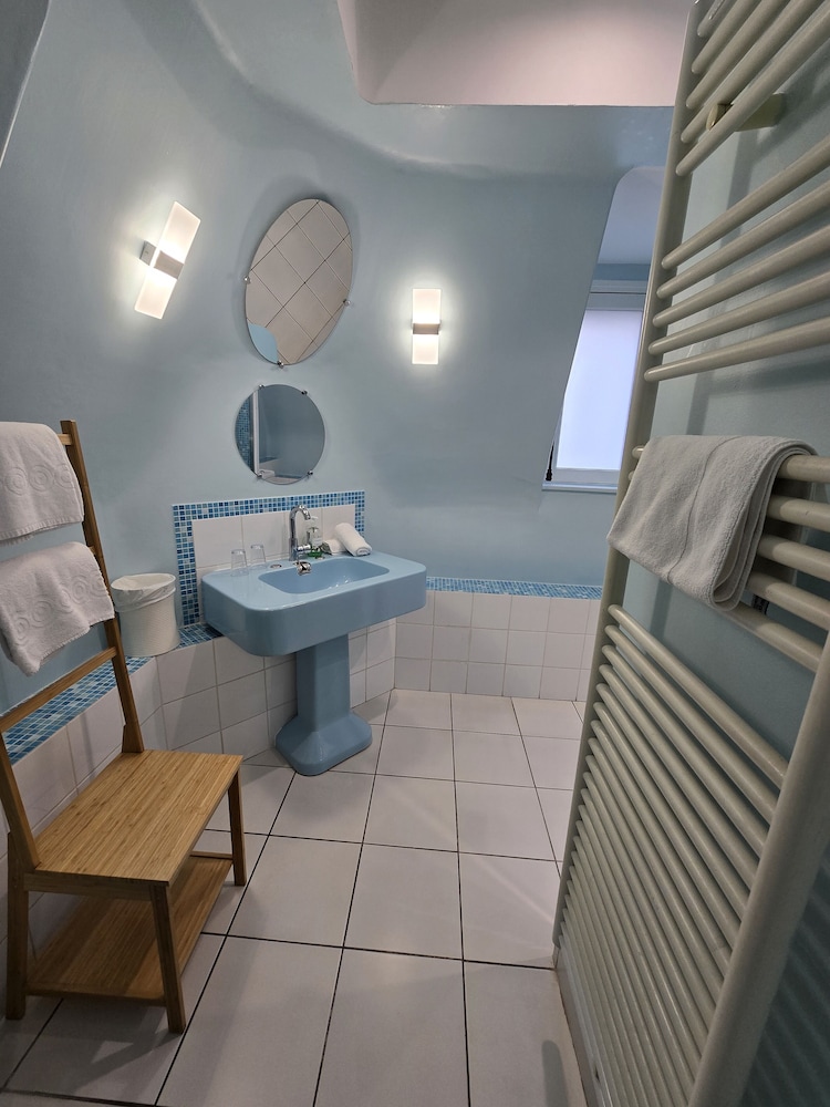 Castel Bayeux Guesthouse