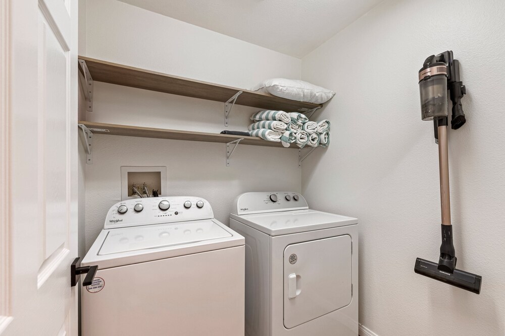 Montego by Avantstay Private Yard w/ Pool & Hot Tub