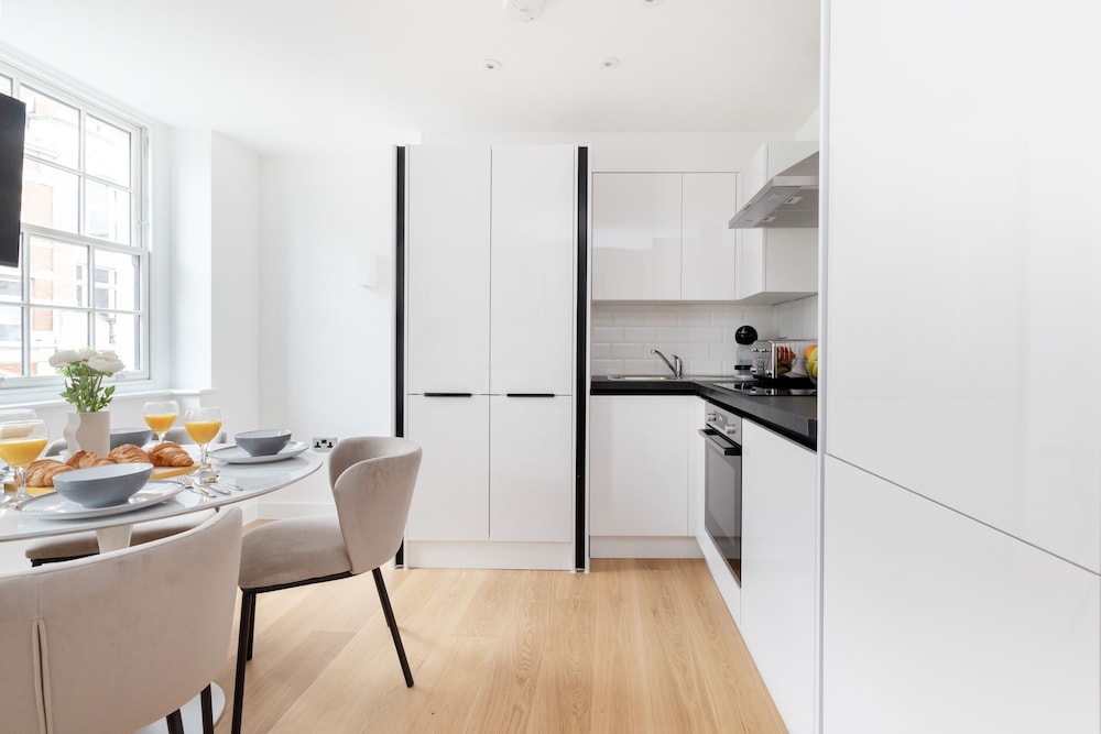 Modern 1BR with Balcony by Soho