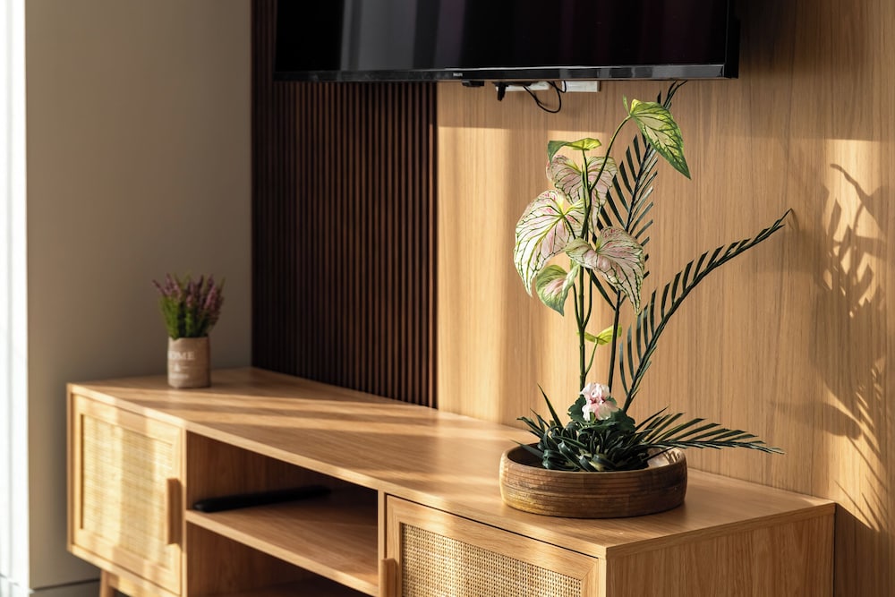 SIMPLY COMFORT  Bright Apartments Steps from Marina Walk