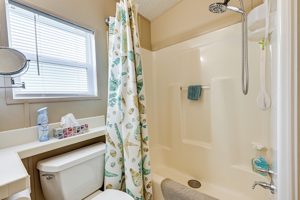 Resort Pool & Hot Tub: Home 8 Mi to Dtwn Sarasota
