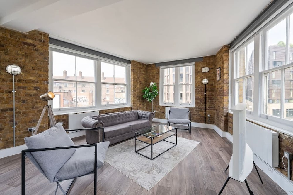 Spacious Bright Oasis in Old Street