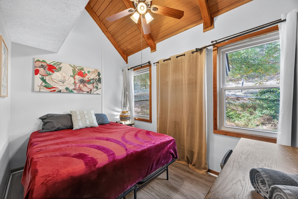 Mountain Escape With Hot Tub & Stargazing 3 Bedroom Cabin