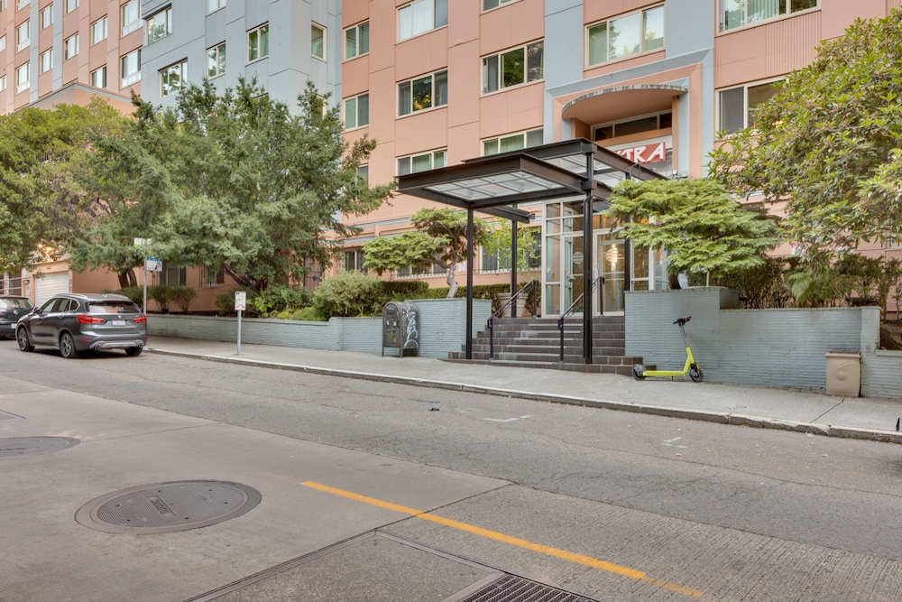 Downtown Seattle Condo w/ Rooftop Deck + Views! view 3