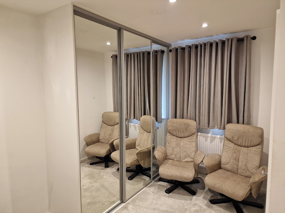 Sunset View-luxury 2-bed House Near Birmingham