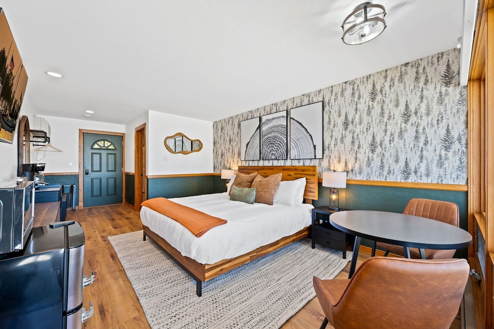 Spruce and Shore Motel