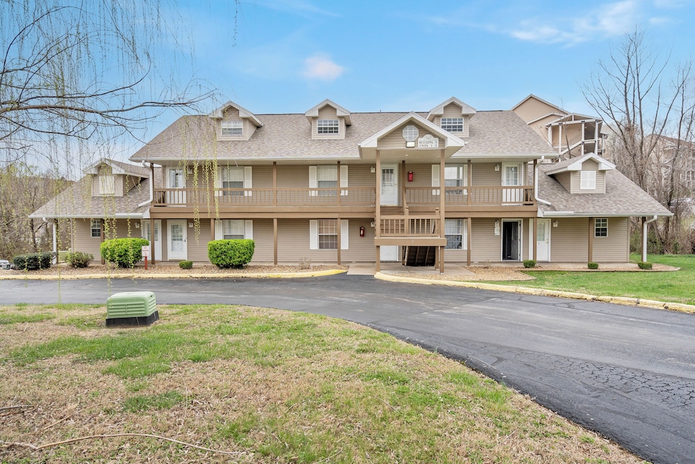 Branson Getaway - Condo for 6 in Epic Location! view 2