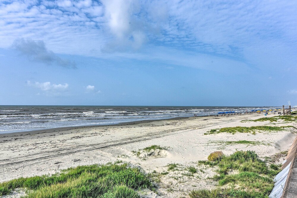 Steps to Galveston Beach: Condo w/ Pool Access