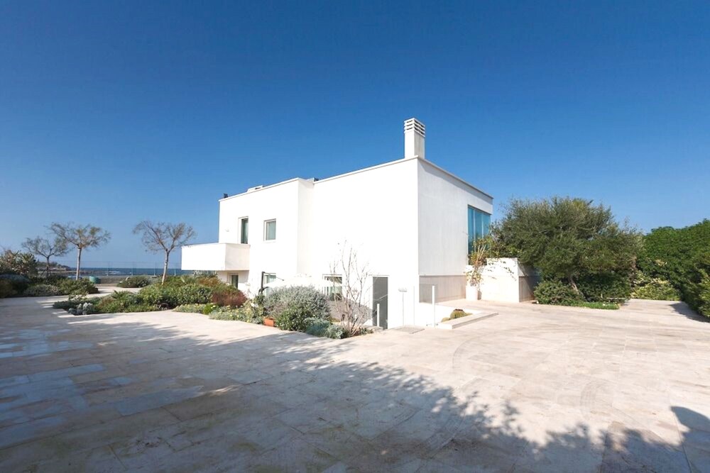 Villa Emiele with access to the sea view 4
