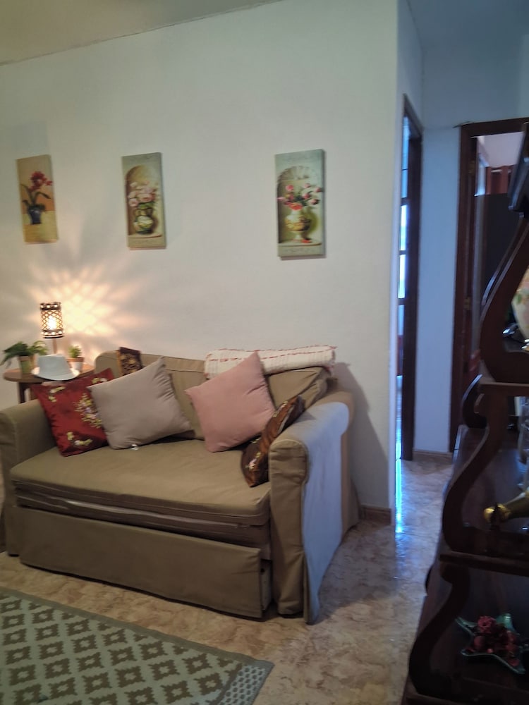 2 Bed Island Retreat-sleeps 4-5 Min Walk To Beach