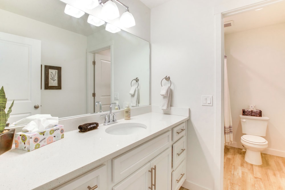 Walk to Marina & Lake: Spacious Garden City Gem!
