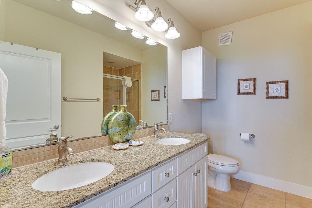 Walk to Beach: Condo w/ Bay View in Galveston