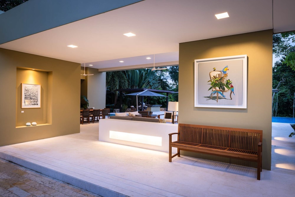 w Amazing 4BR Villa at Mesa de Yeguas