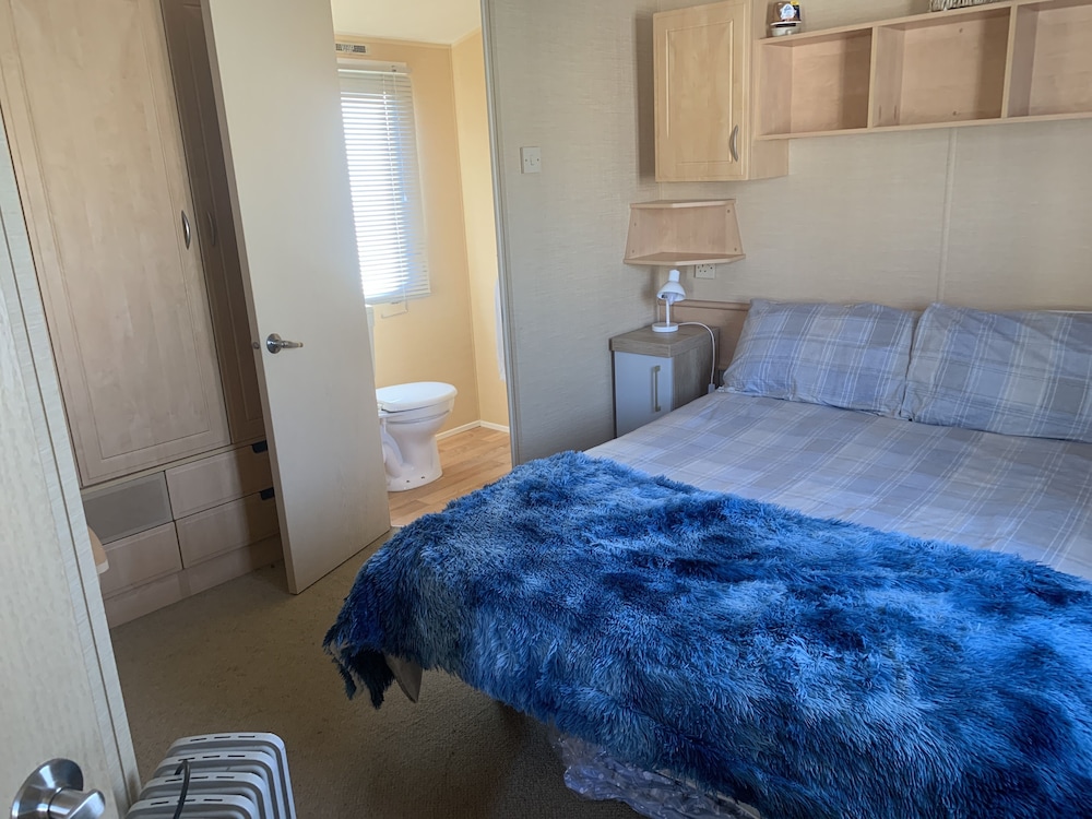 Lovely 2 Bed Chalet in Clacton-on-sea view 3