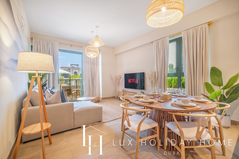 LUX The La Mer Luxury Burj View Suite 3