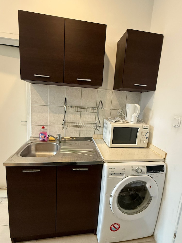 Cozy 1BR Apt with LR Vienna Location