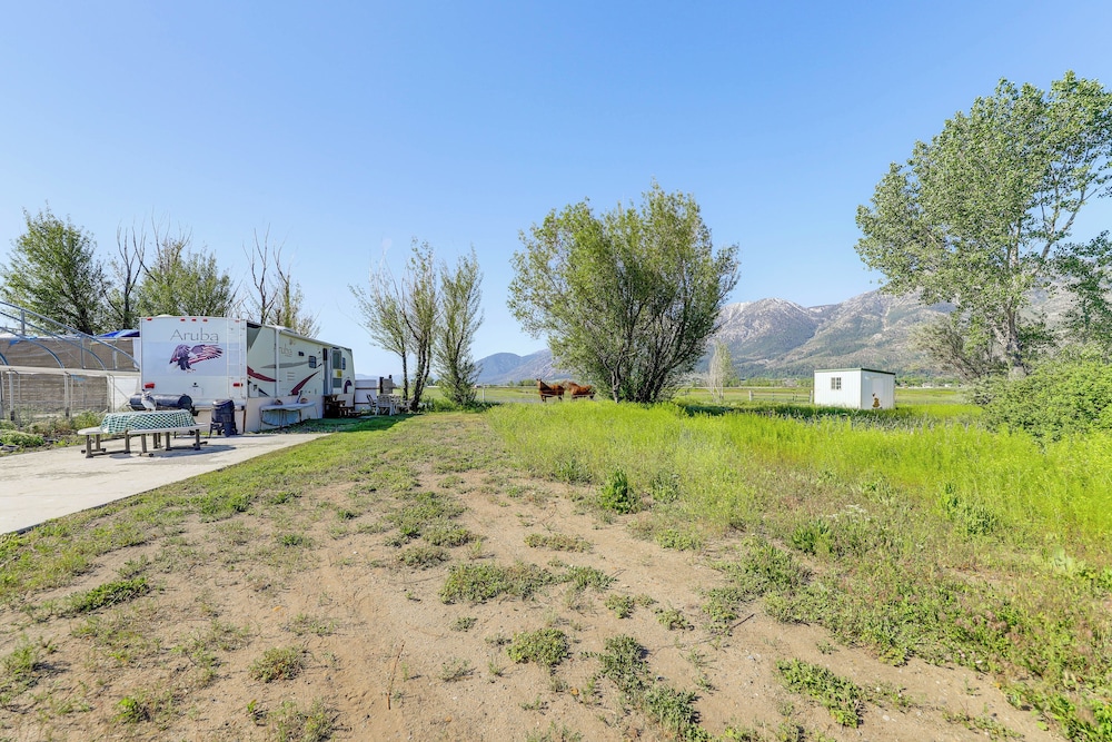 Sierra Nevada Mtn Views: Gardnerville Getaway