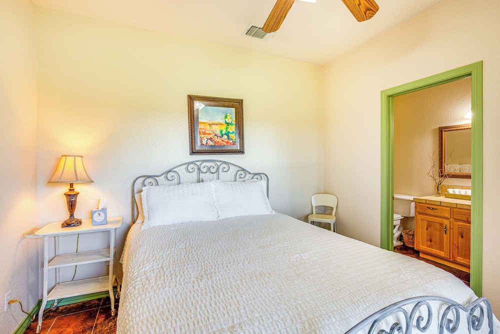 30 Mi to Fort Worth: Rural Retreat w/ Patio!