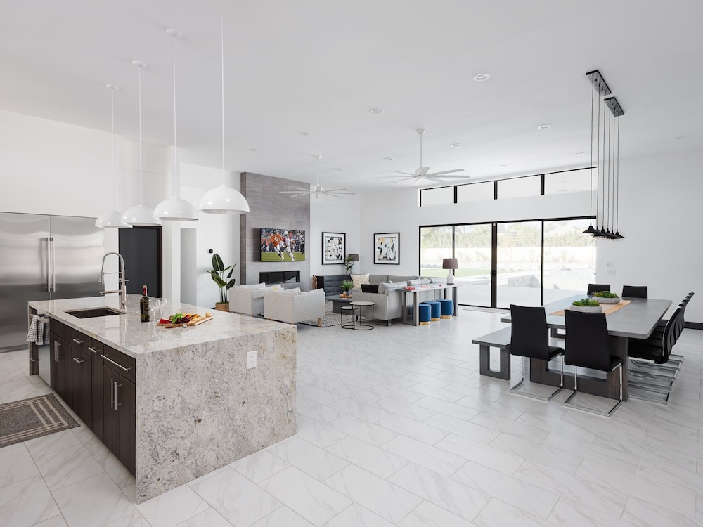 Luxe - Modern Mansion - Private Resort