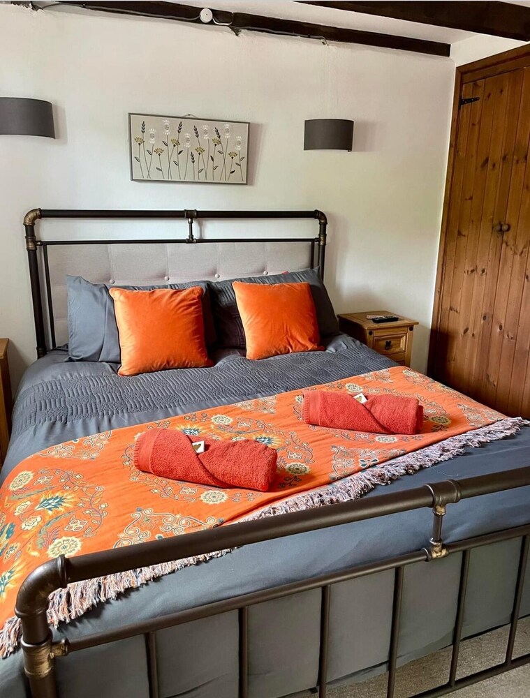 Stunning 4 Bed Pet Friendly Cottage With Hot Tub