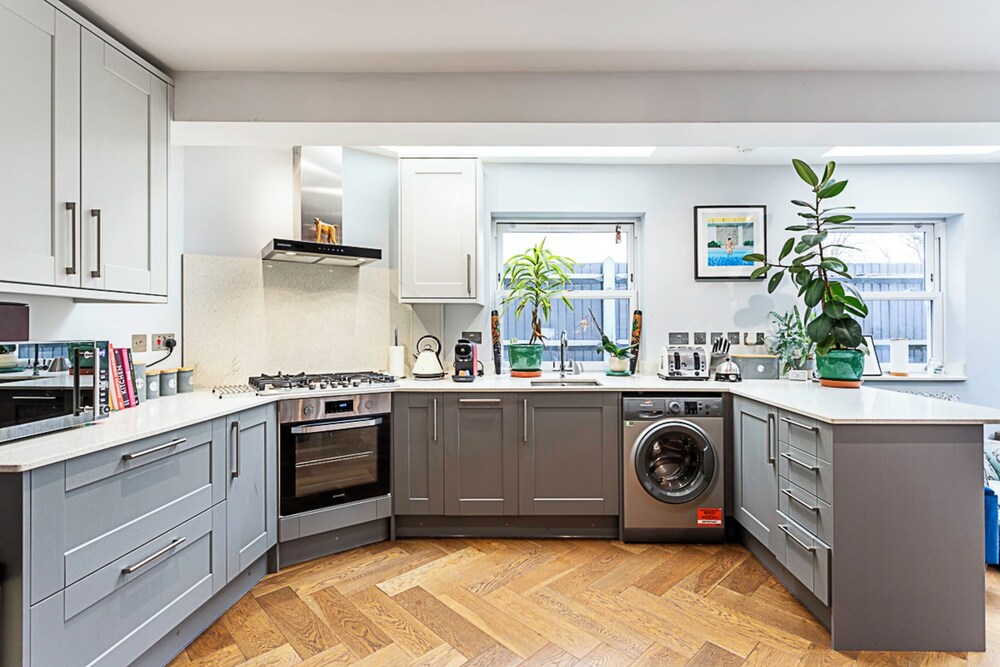 Modern and Spacious Colliers Wood Home