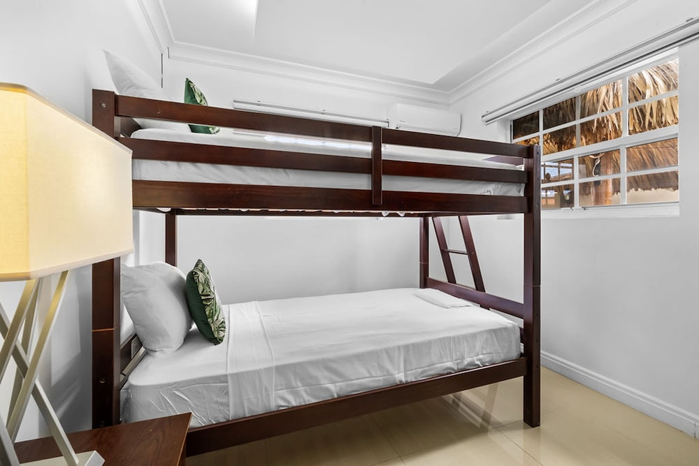 Urban 5BR Private Pool Getaway 10 Min- Bch