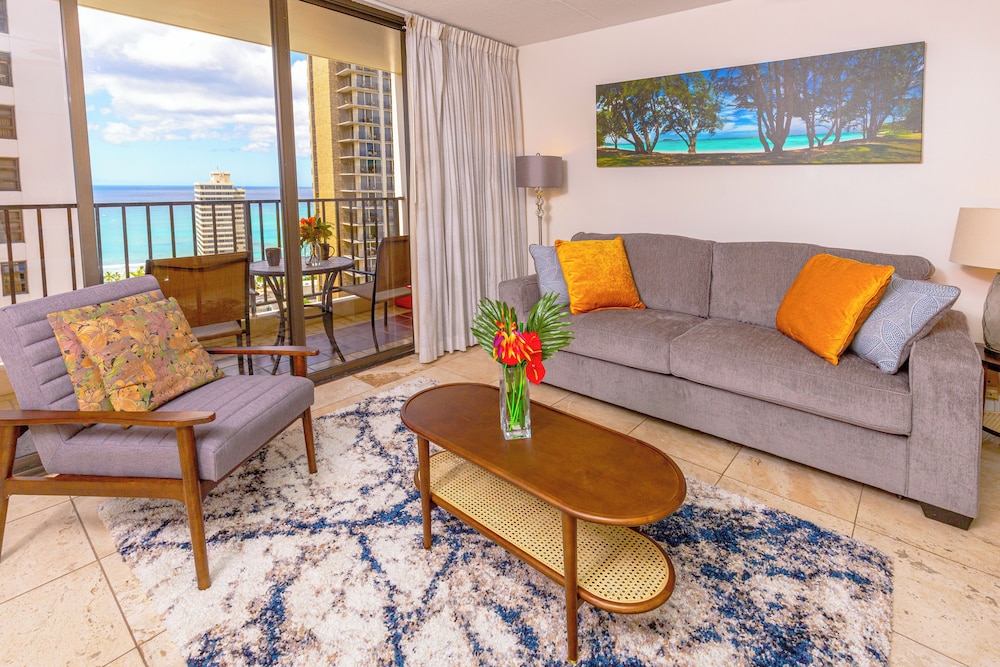 High Floor Ocean View Condo (King Bed and Parking): hotel room photo