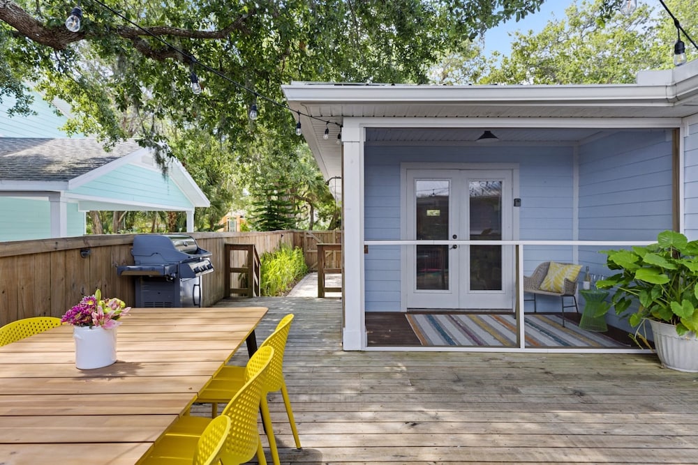 Hidden Grove Hot Tub Deck w Lounge 2 Blocks to the Beach