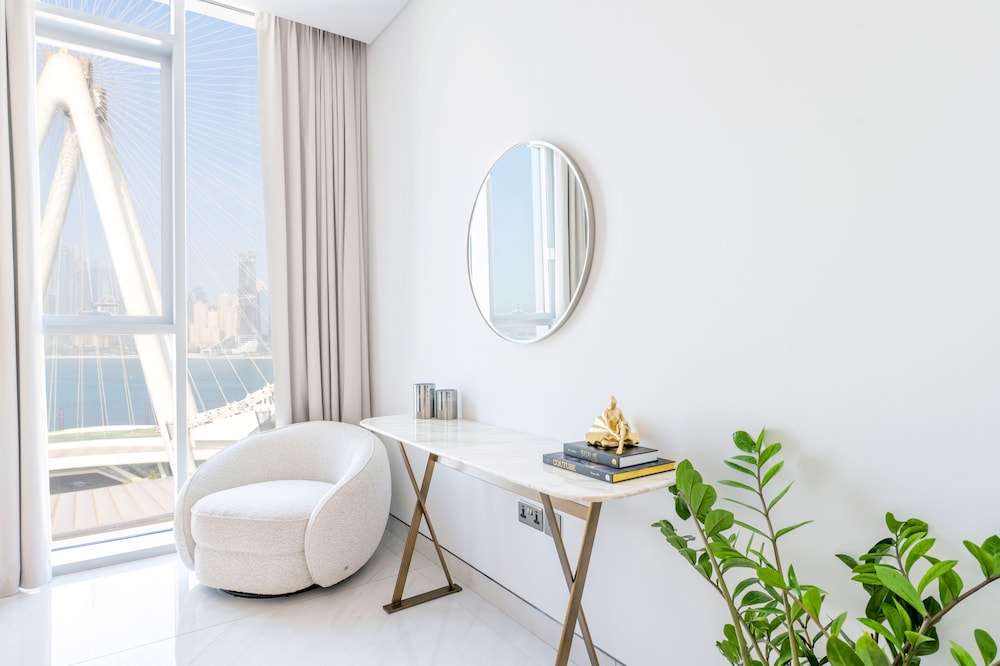 Spectacular 3BR plus 1 - DUBAI EYE view