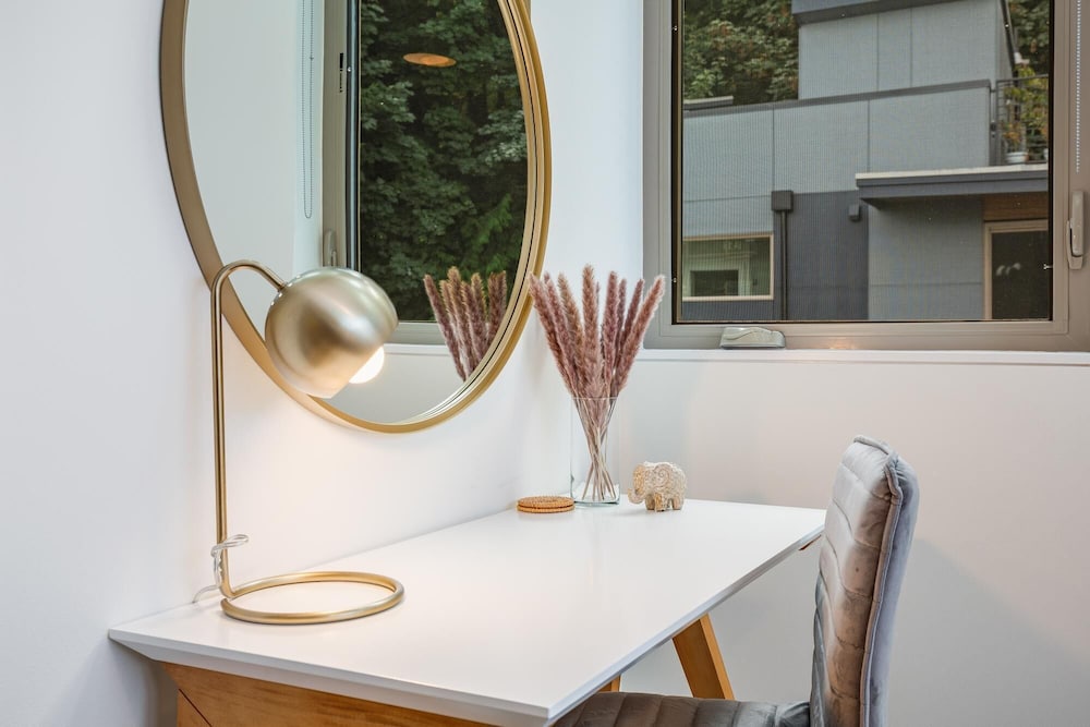 Alki Beach Escape Romantic Waterfront Getaway for 2 Extended Stay