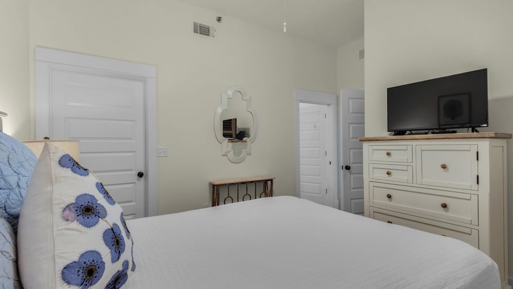 Coastal 3BR Condo With Pool & Shuttle : Snowbird Friendly!