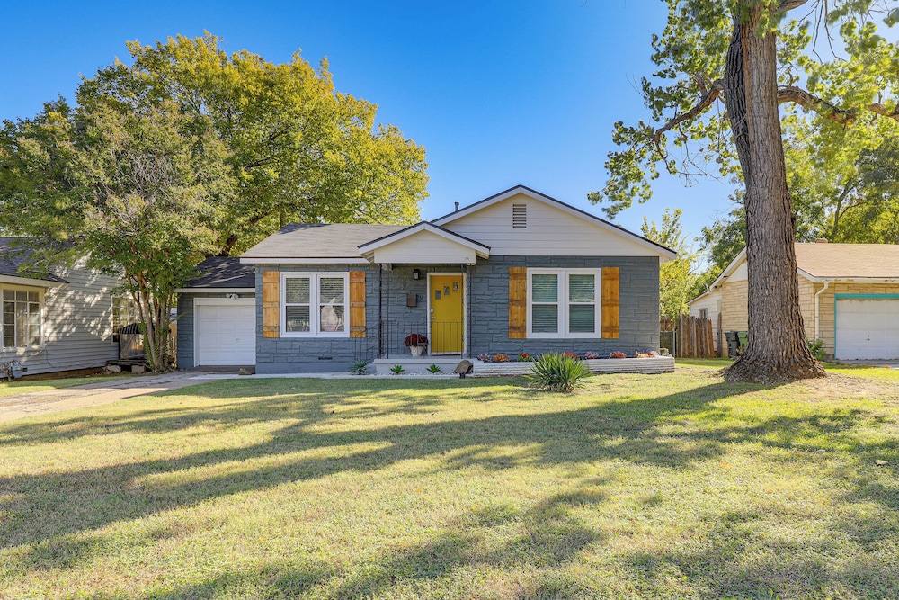 Walk to Cowboys Stadium! Arlington Home w/ Yard