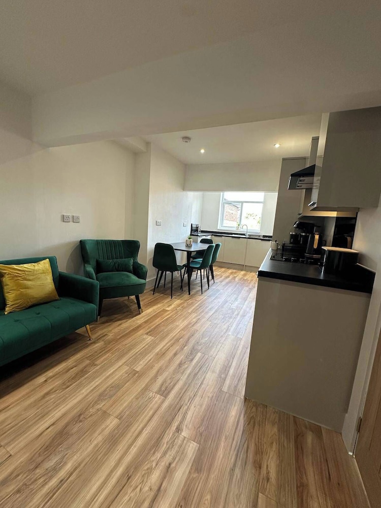 6 Guests/free Parking/old Trafford/20min City