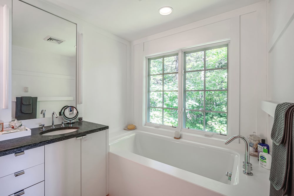 Group-friendly Newbury Stunner: Home Gym, Hot Tub!