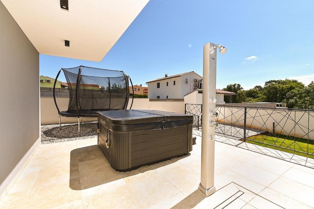 Spacious Villa With Pool and Garden in Stokovci
