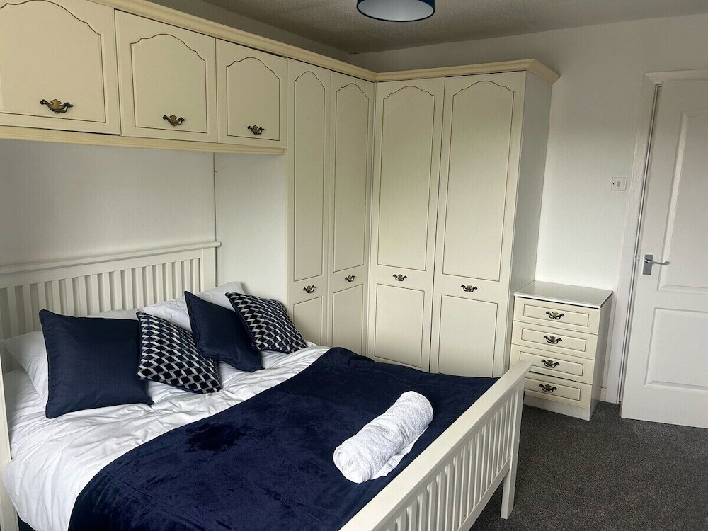Family & Group Stay 3 Bedroom Swansea Home