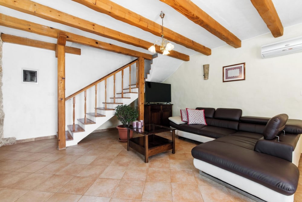 Holiday House with Pool Villa Ladybug
