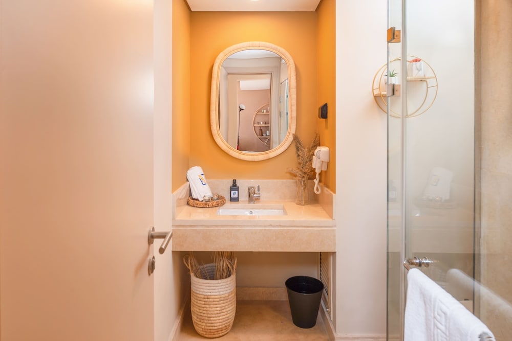 Xuru Stays I Exotic 1bdr w/ Outdoor Terrace Pool & Beach Access