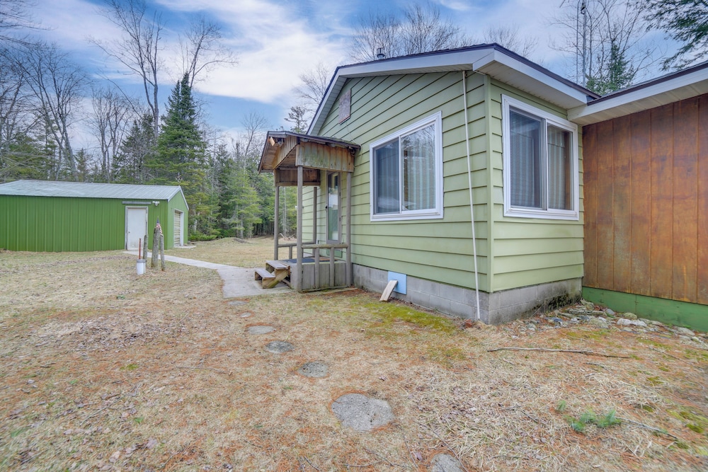 Dock & Fire Pit: Lakefront Cottage in Gould City!