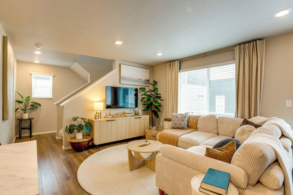 13 Mi to Dtwn Denver: Spacious Home w/ Balcony!