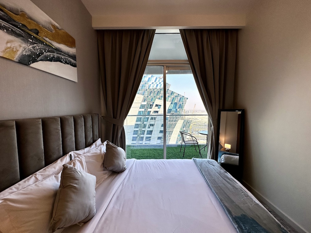 LuxBnB Vera Residences I Skyline Views