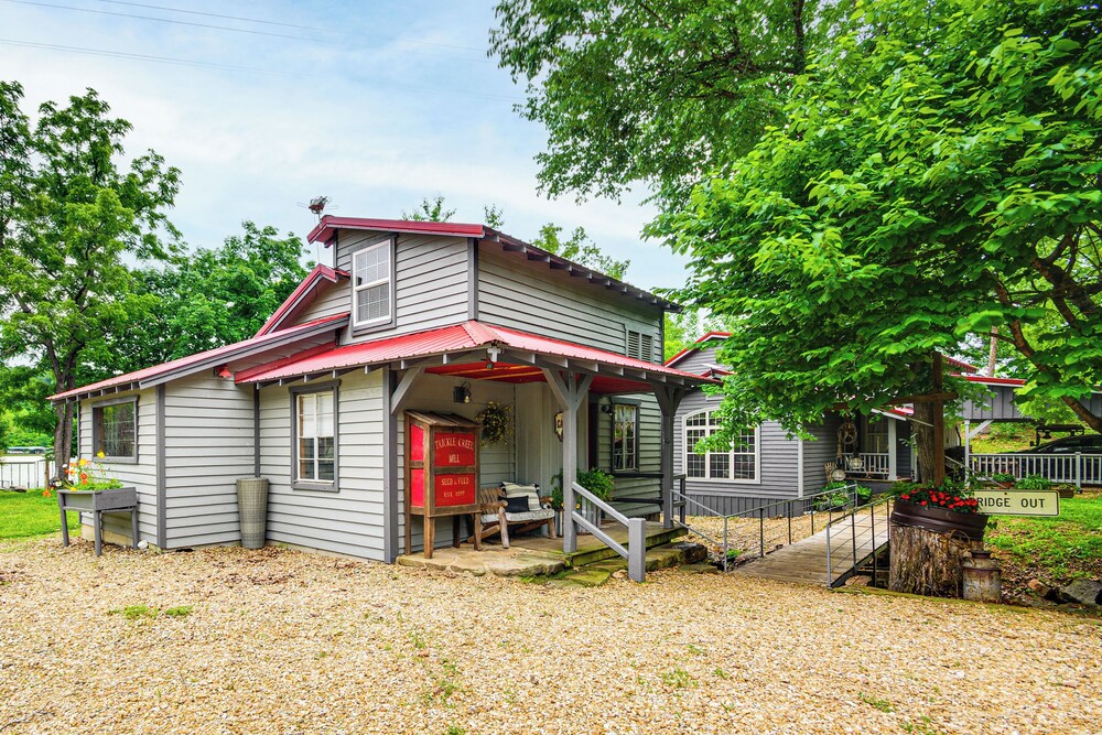 Hike, Swim & Fish: Lakefront Cabin in Roach!