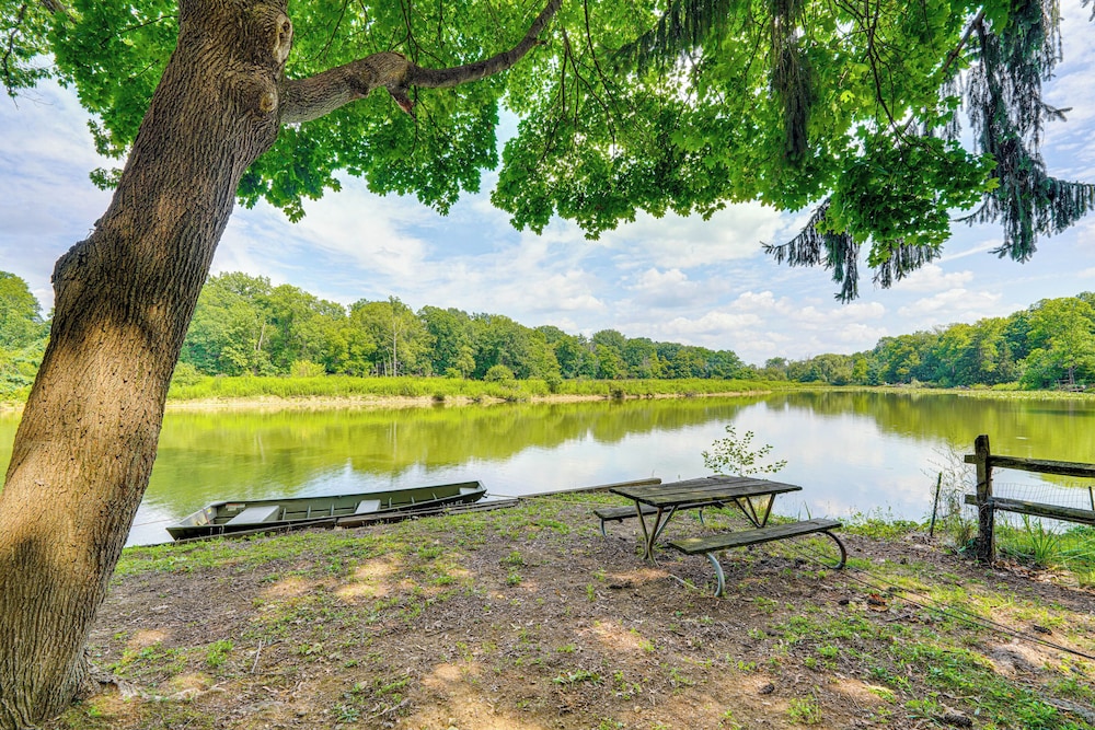 Cozy House on Meadowbrook Lake: Serene, Scenic!